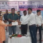 सागवे प्रभागात उत्कृष्ट कामगिरी केल्यामुळे श्री आमदार साहेब यांच्याकडून ग्रामपंचायत अधिकारी यांना पारितोषिक देताना छायाचित्र